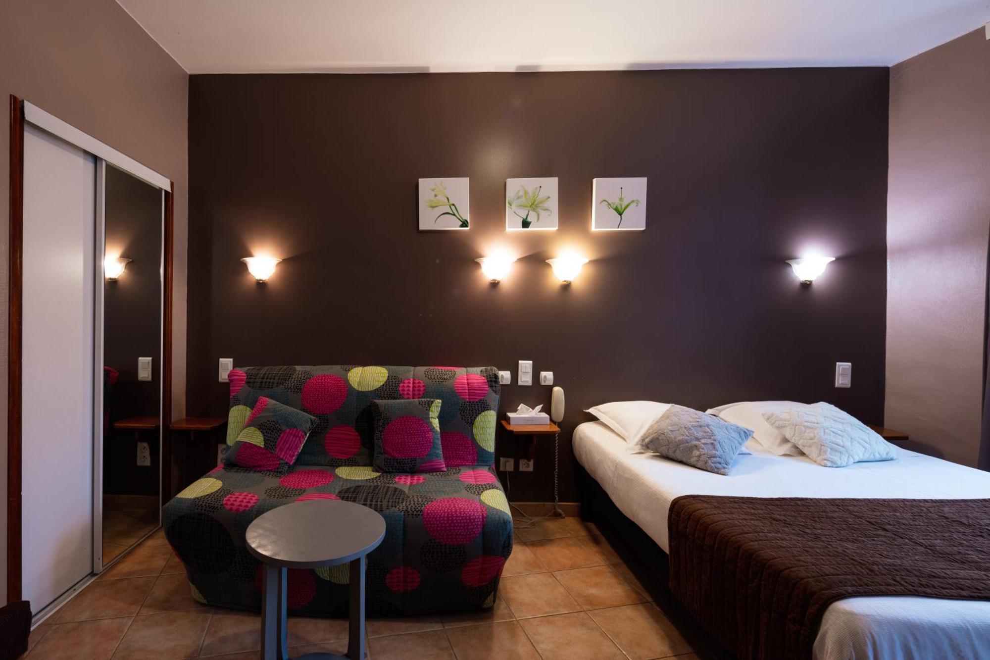 Logis Hotel Restaurant De La Paix Лодев Екстер'єр фото