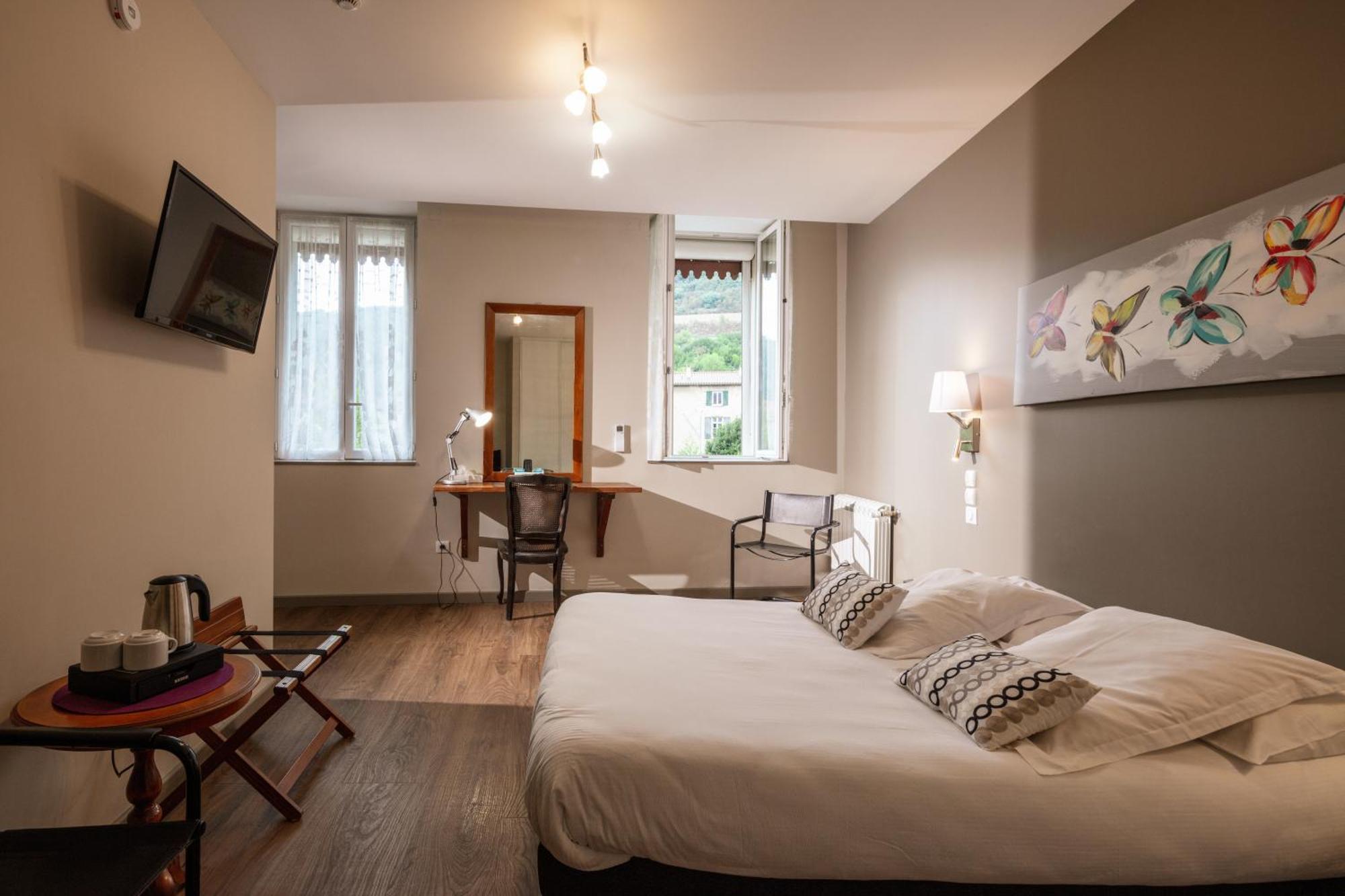 Logis Hotel Restaurant De La Paix Лодев Екстер'єр фото