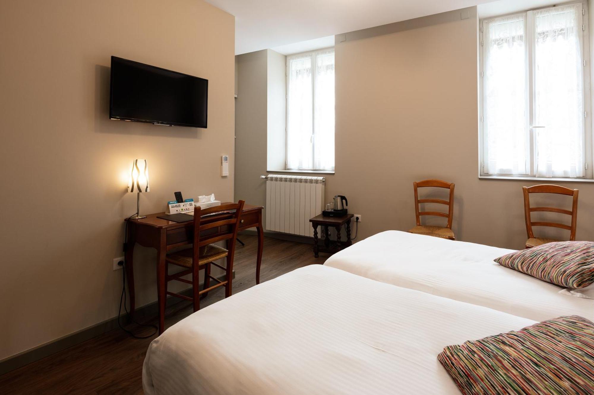 Logis Hotel Restaurant De La Paix Лодев Екстер'єр фото