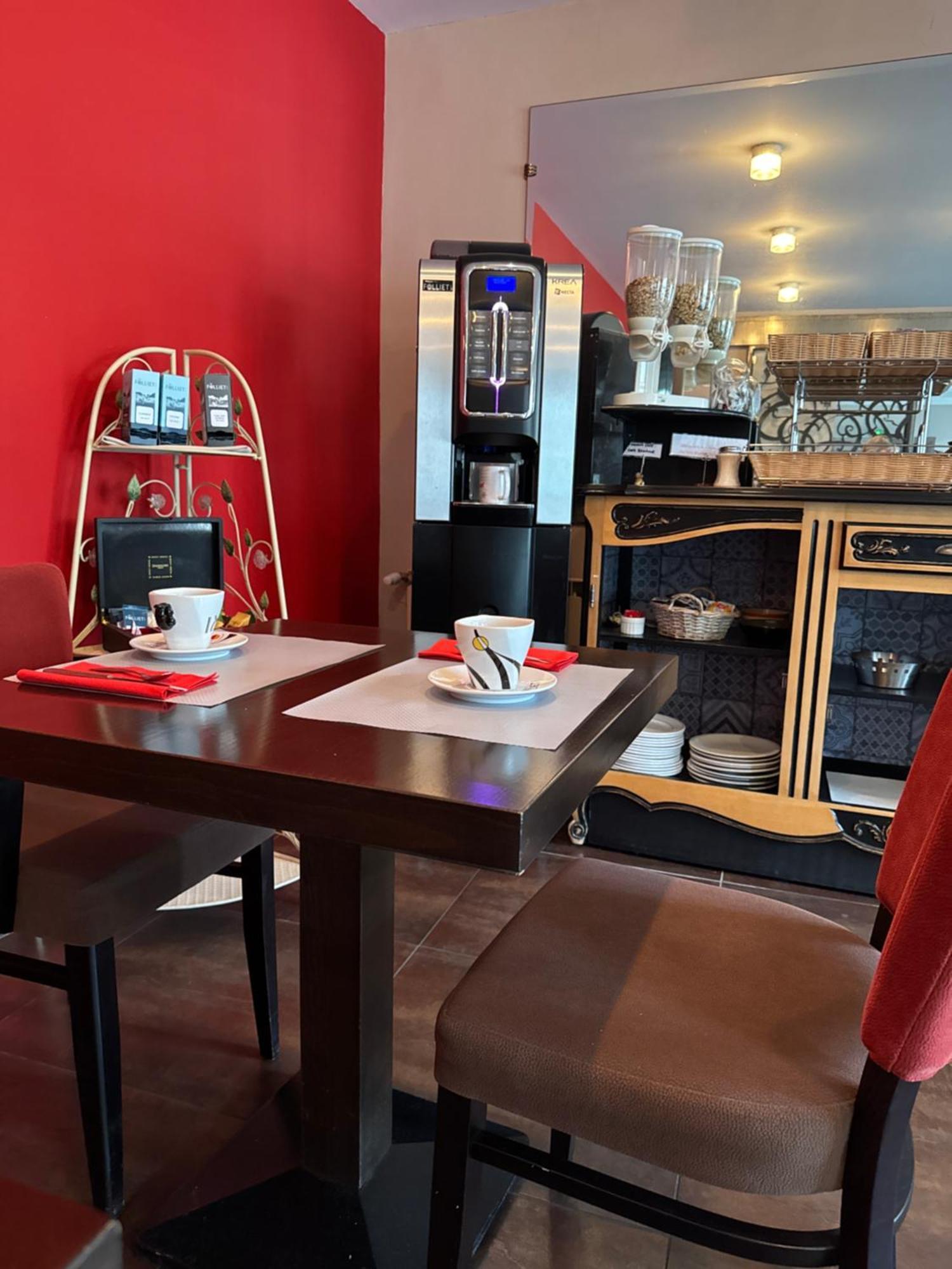 Logis Hotel Restaurant De La Paix Лодев Екстер'єр фото