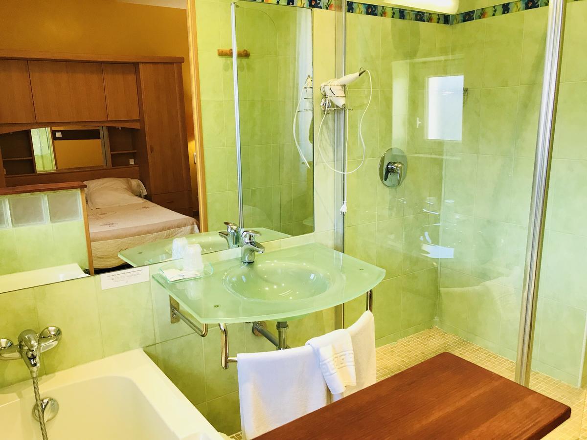 Logis Hotel Restaurant De La Paix Лодев Екстер'єр фото