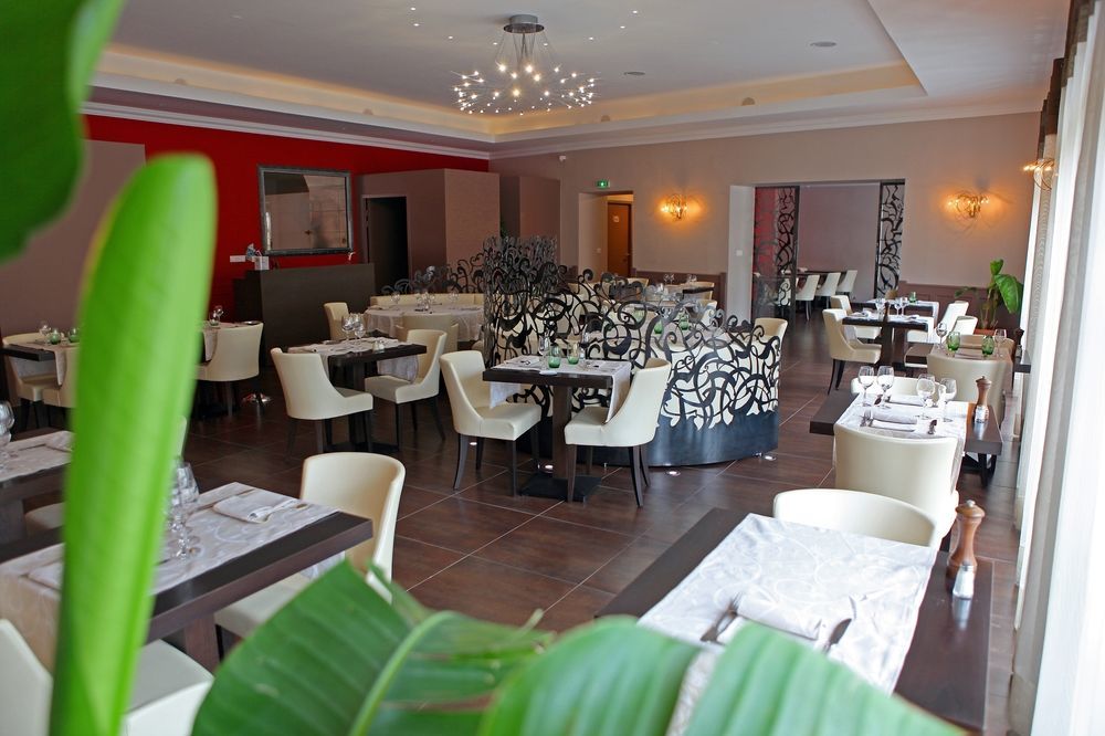 Logis Hotel Restaurant De La Paix Лодев Екстер'єр фото