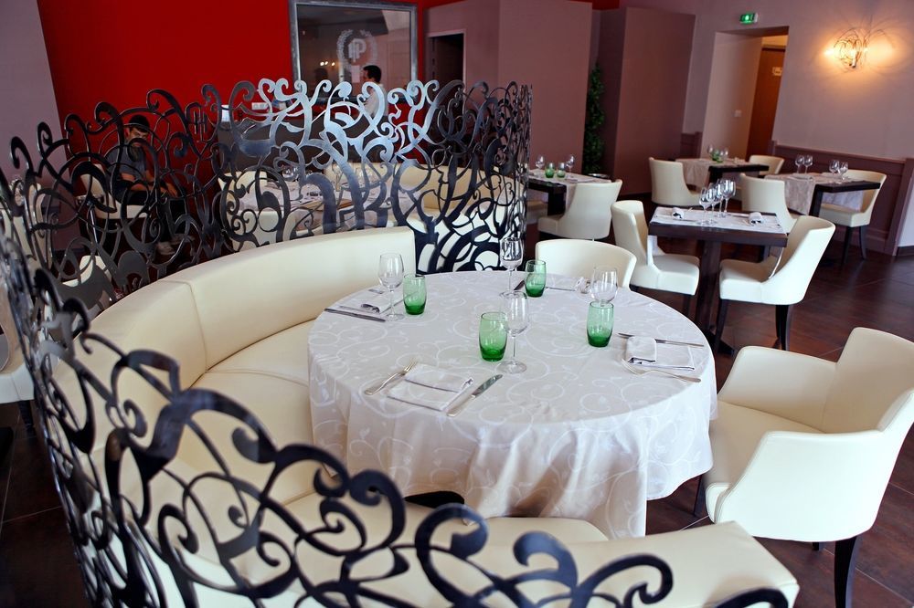 Logis Hotel Restaurant De La Paix Лодев Екстер'єр фото